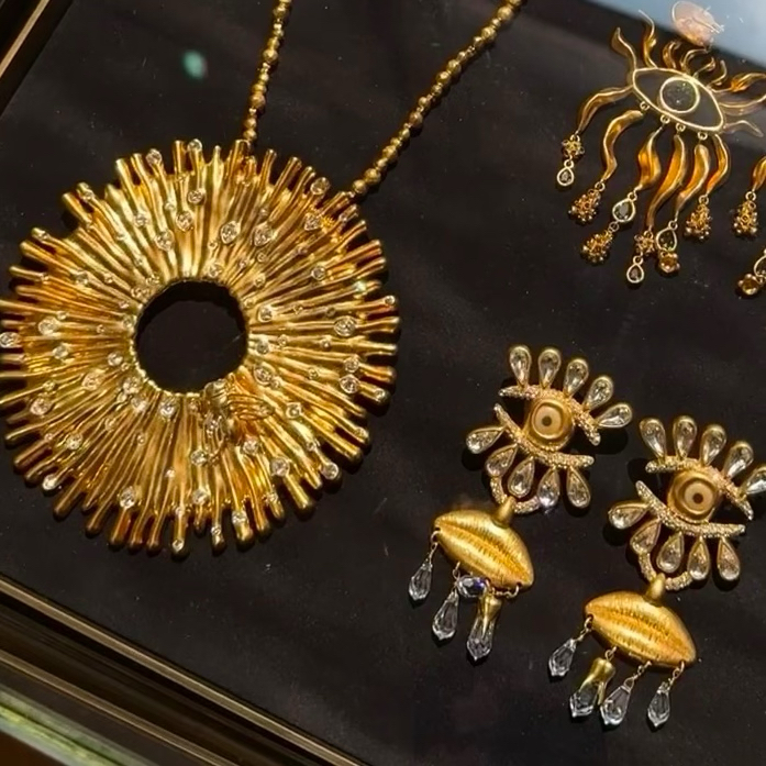 高定！夏帕瑞丽 Schiaparelli五官系列眼睛带钻个性耳针