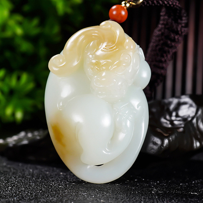 新疆大师张亚龙和田玉且末金山料糖羊脂玉貔貅形吊坠 51.00克