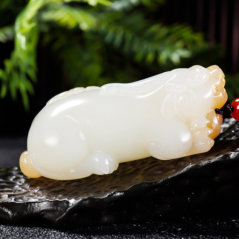 新疆大师张亚龙和田玉且末金山料糖羊脂玉貔貅吊坠 56.97克