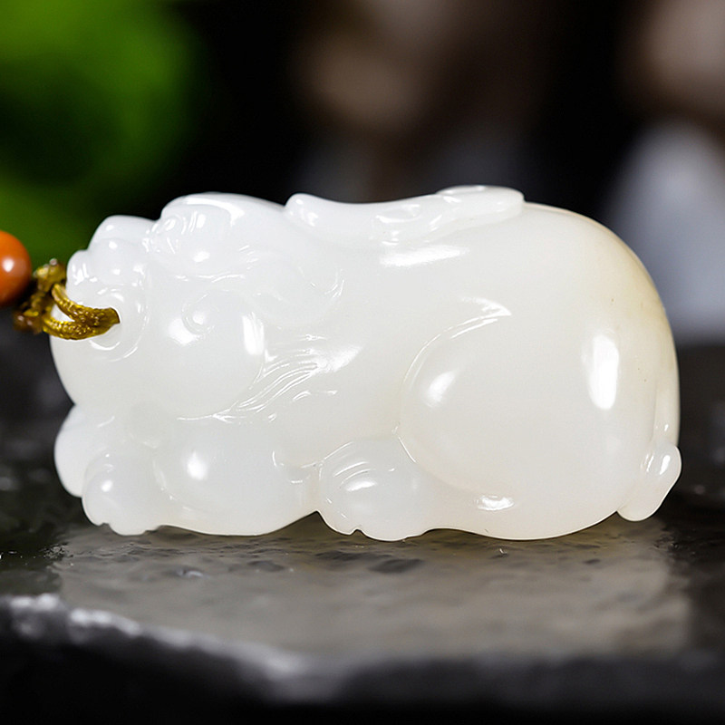 新疆大师张亚龙和田玉且末料糖羊脂玉貔貅吊坠 27.7527克