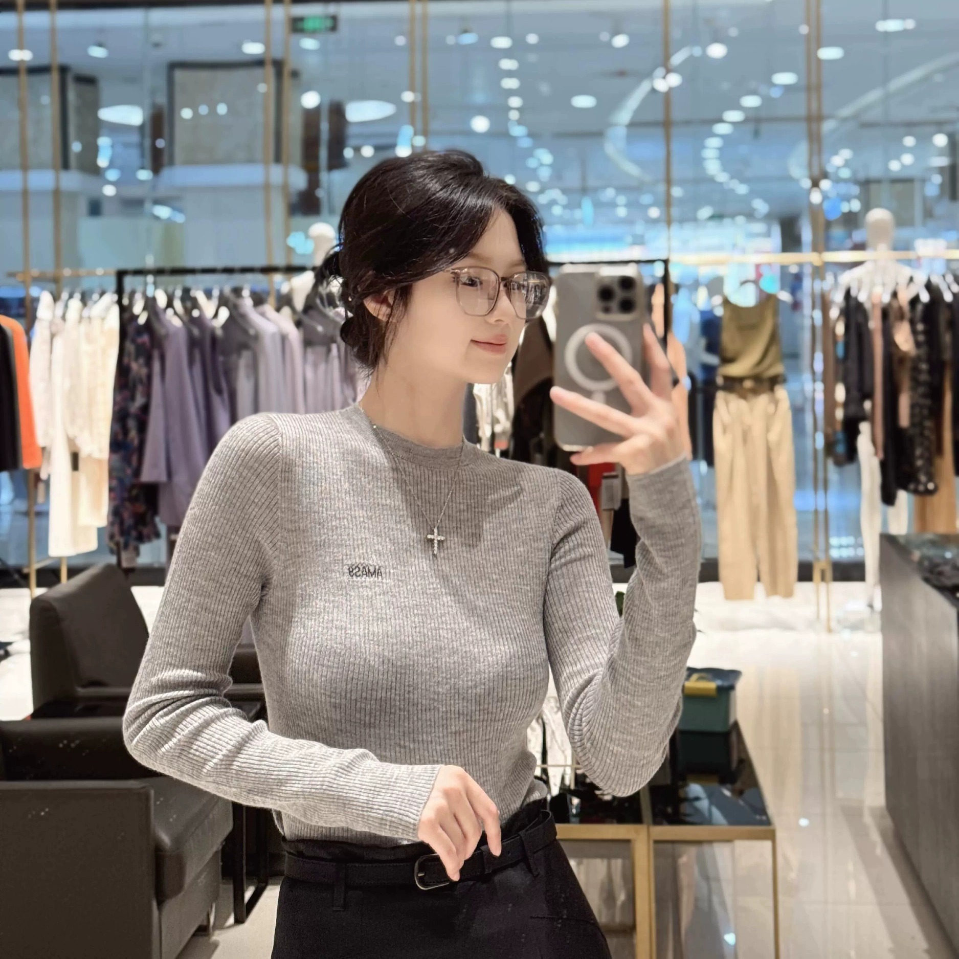 山羊绒圆领无缝针织打底衫字母