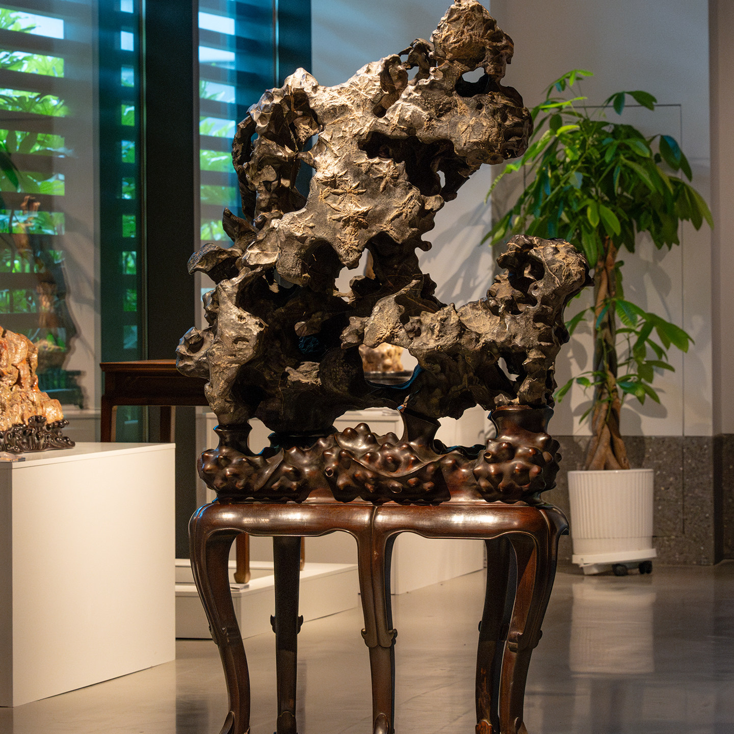清代太湖石厅堂观赏供石（红木座）古董收藏真品客厅奇石赏石摆件