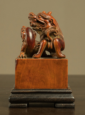 黄杨木雕子母瑞兽钮印章摆件