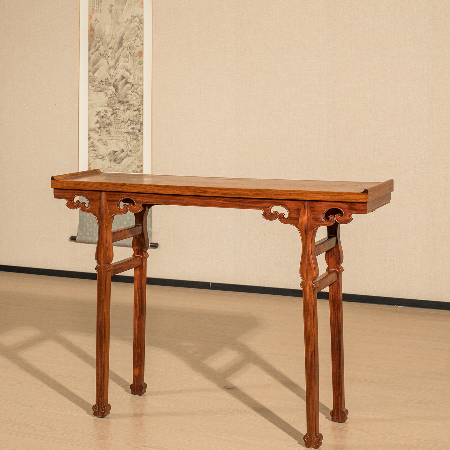 黄花梨如意云纹玉翘头案