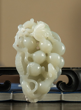 清代玉雕松鼠葡萄把件文玩古董玉器收藏天然和田玉手把件82.1g