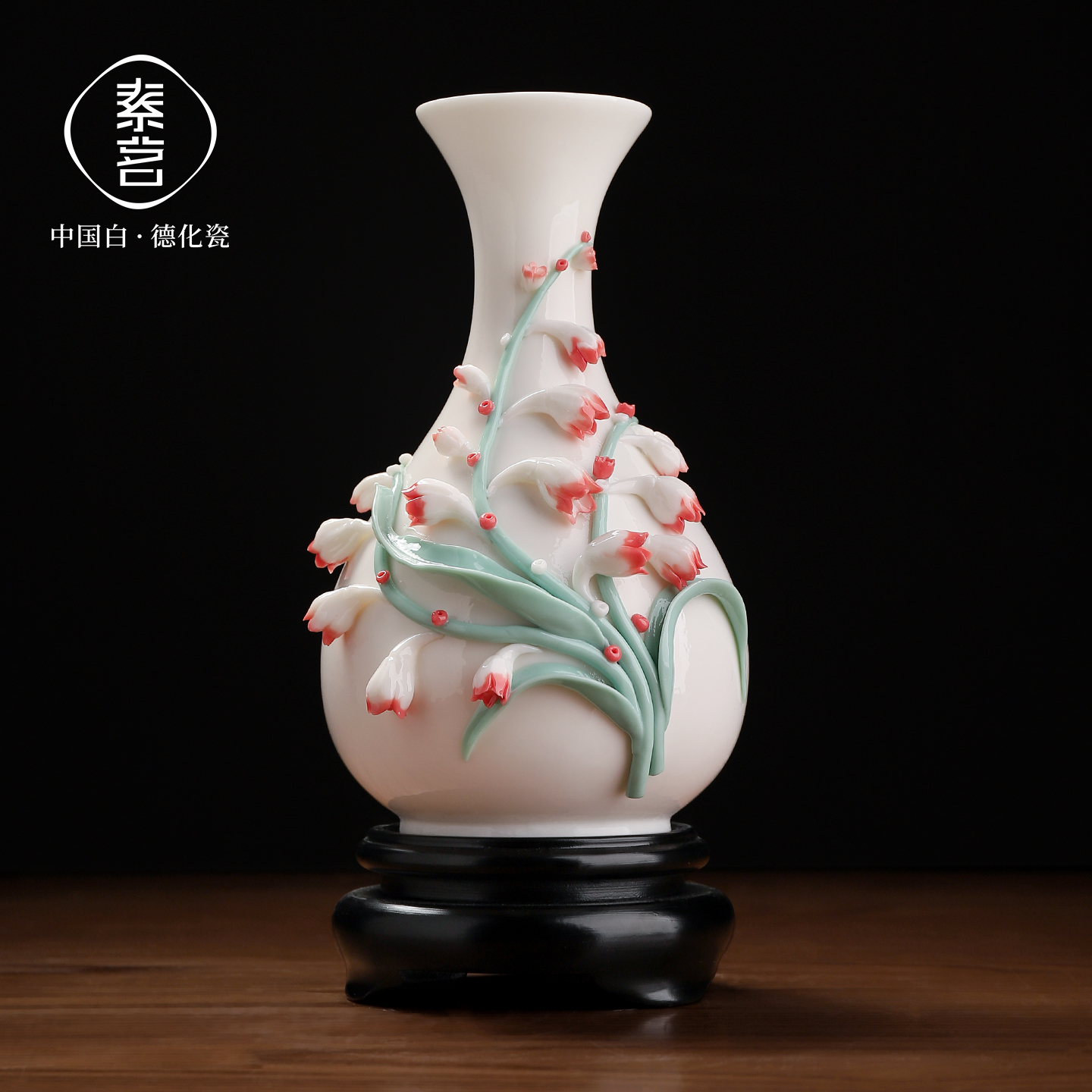中国白陶瓷手工捏红玲花花瓶摆件