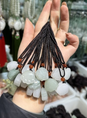 精致天山翠八方来财挂件小众编织绳项链高级感天山剑玉石吊坠饰品