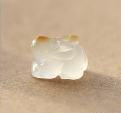 天然玛瑙玉髓小兔子吊坠配饰男女款生肖兔挂坠佩戴朋友生日礼物