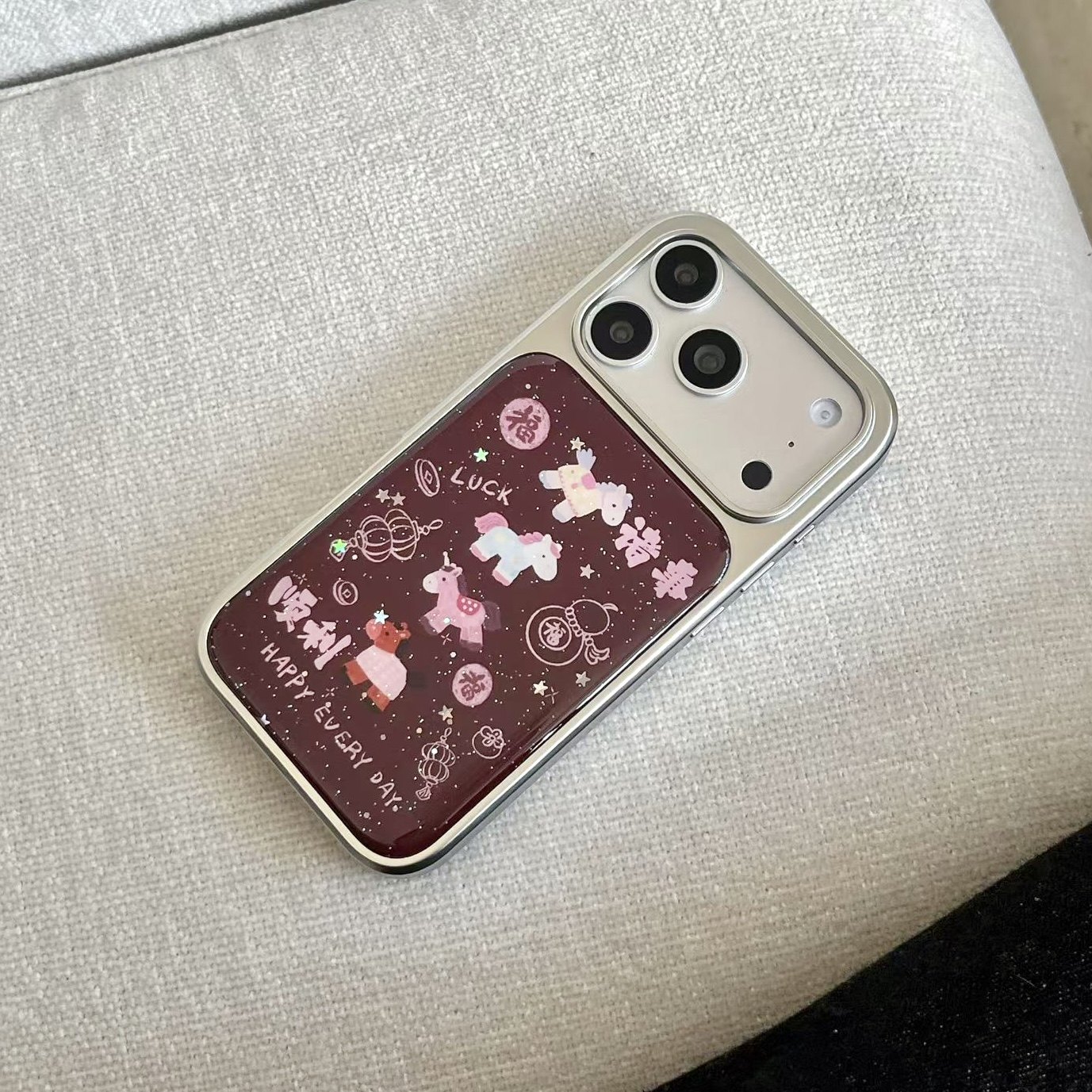 DanDan 新年诸事顺利酒红色滴胶闪粉四只小马iPhone17promax手机壳16/15pro滴胶ins闪粉14pro防摔保护套女款,3C数码配件,手机保护套/壳,淘宝优惠券,粉丝福利购,淘宝优惠卷