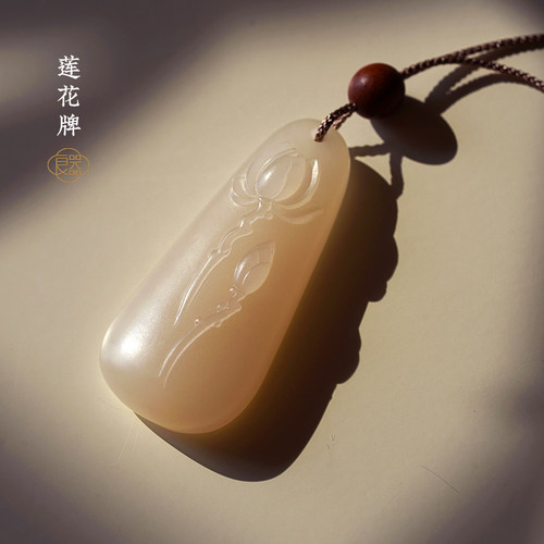 良器艺术藕粉玉牌吊坠鹿牌
