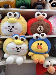 芝麻街SESAME STREET X LINE FRIENDS系列公仔靠枕名创优品MINISO