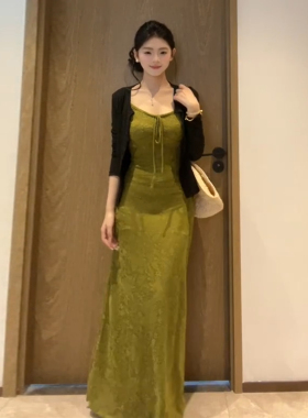 法式复古绿色吊带连衣裙女夏季海边度假风巨好看气质修身包臀长裙