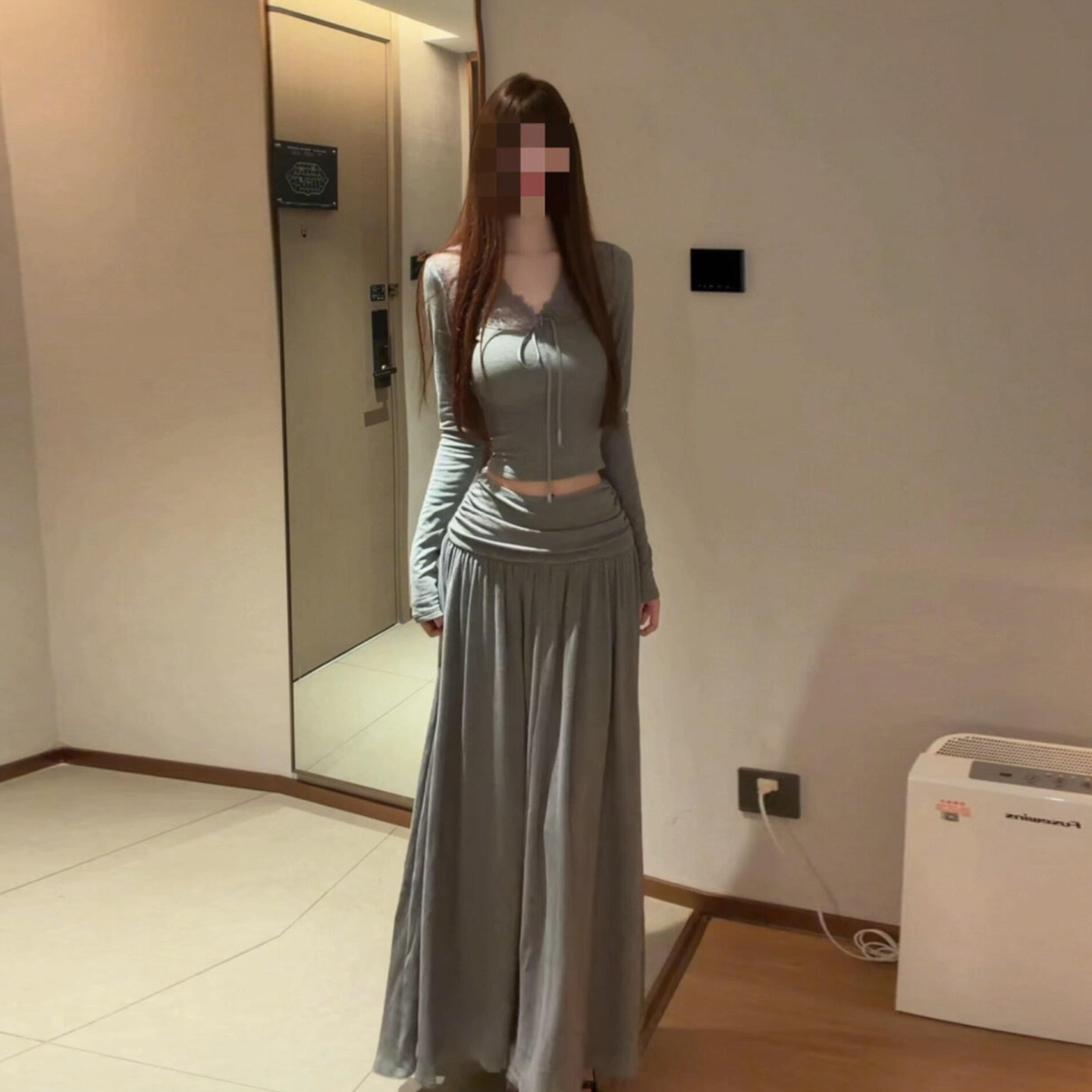 韩系巨好看穿搭一整套早春2026新款灰色长袖连衣裙女长裙两件套装