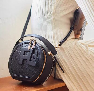 保兰德PLD真皮小圆包2026年新款斜挎包设计感小众单肩包通勤女包