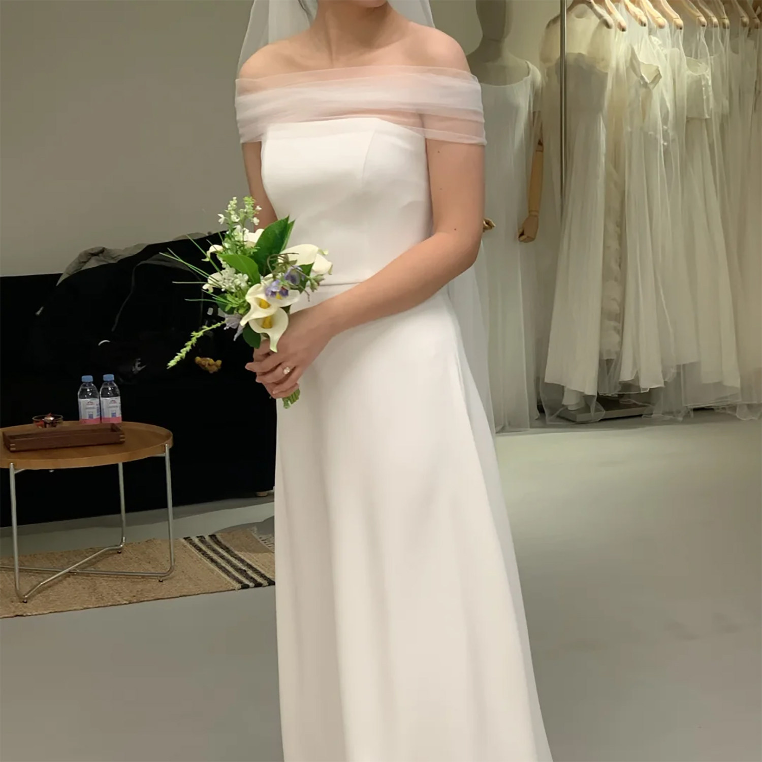 法式简约白色抹胸轻婚纱新娘图片