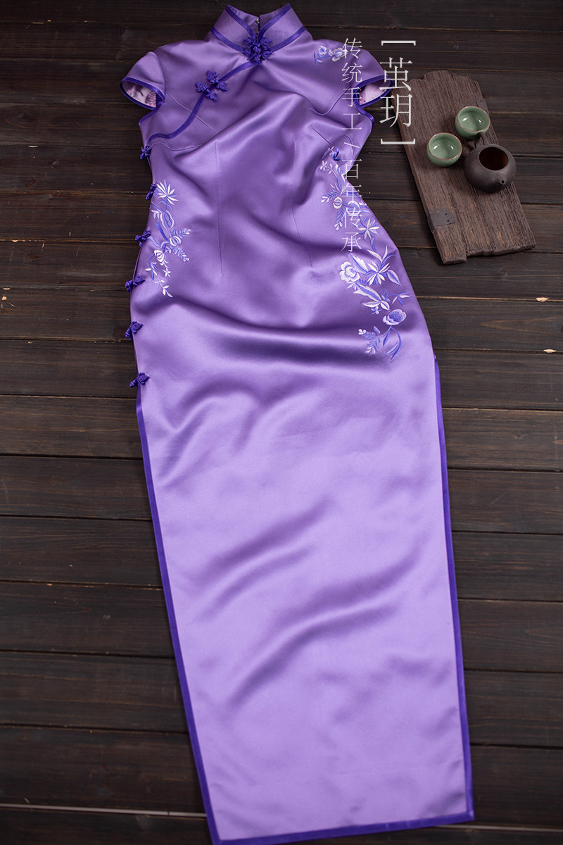 茧玥高级定制新款 紫色重磅真丝时尚改良刺绣修身显瘦手工长旗袍