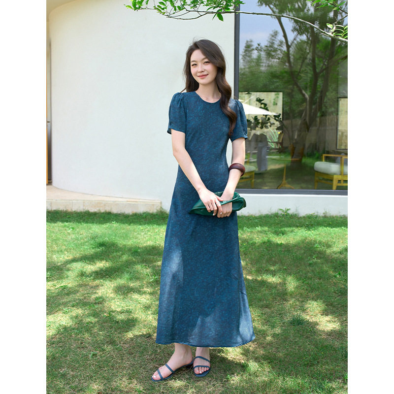 荣太蓝色泡泡袖新中式斜裁桑蚕丝真丝连衣裙女高腰显瘦晕染碎花裙