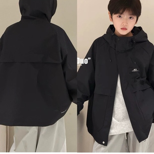 现货韩国童装男童冲锋衣2026春季新款儿童连帽外套中大童上衣