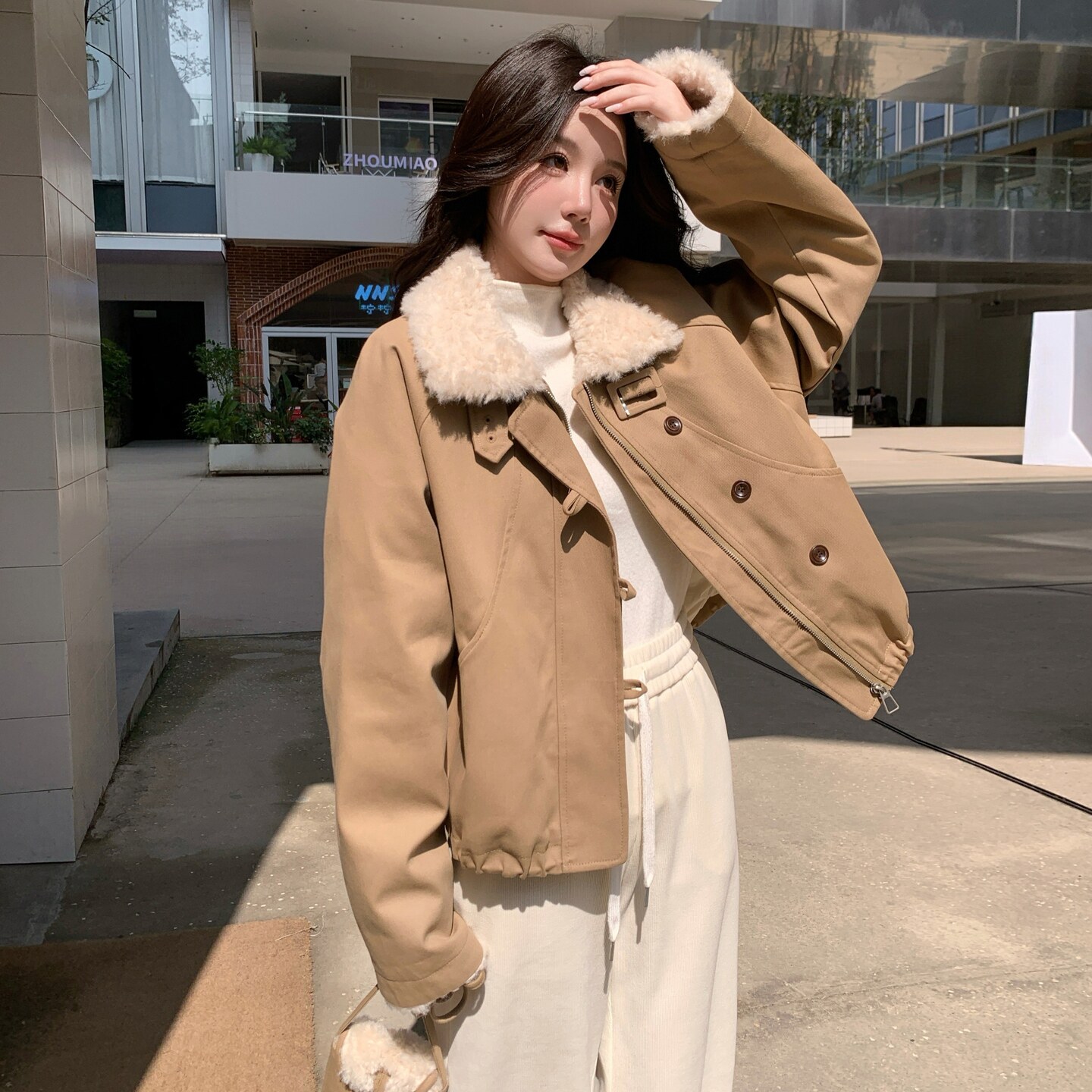 黄色温柔风羊羔毛毛领气质羽绒服羽绒服