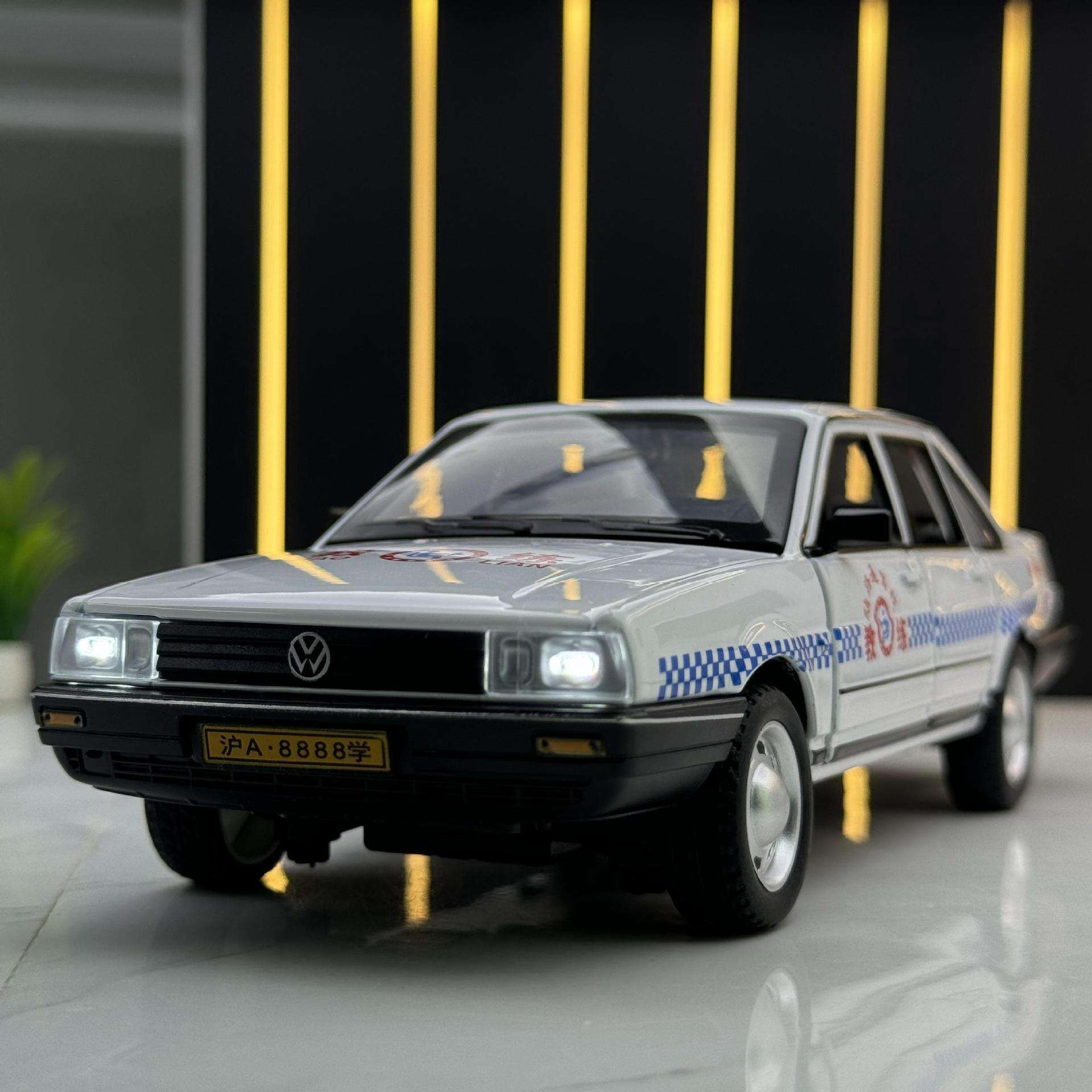 新款 新豪迪合金车模1:24桑塔纳警车声光玩具汽车音效模型