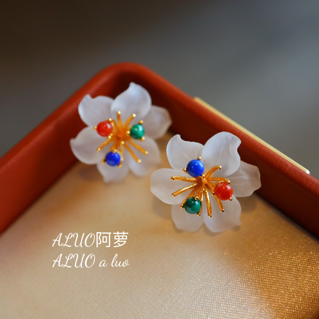 天然白水晶花朵耳钉青金石南红孔雀石花蕊通体银镀金镶嵌轻奢小众