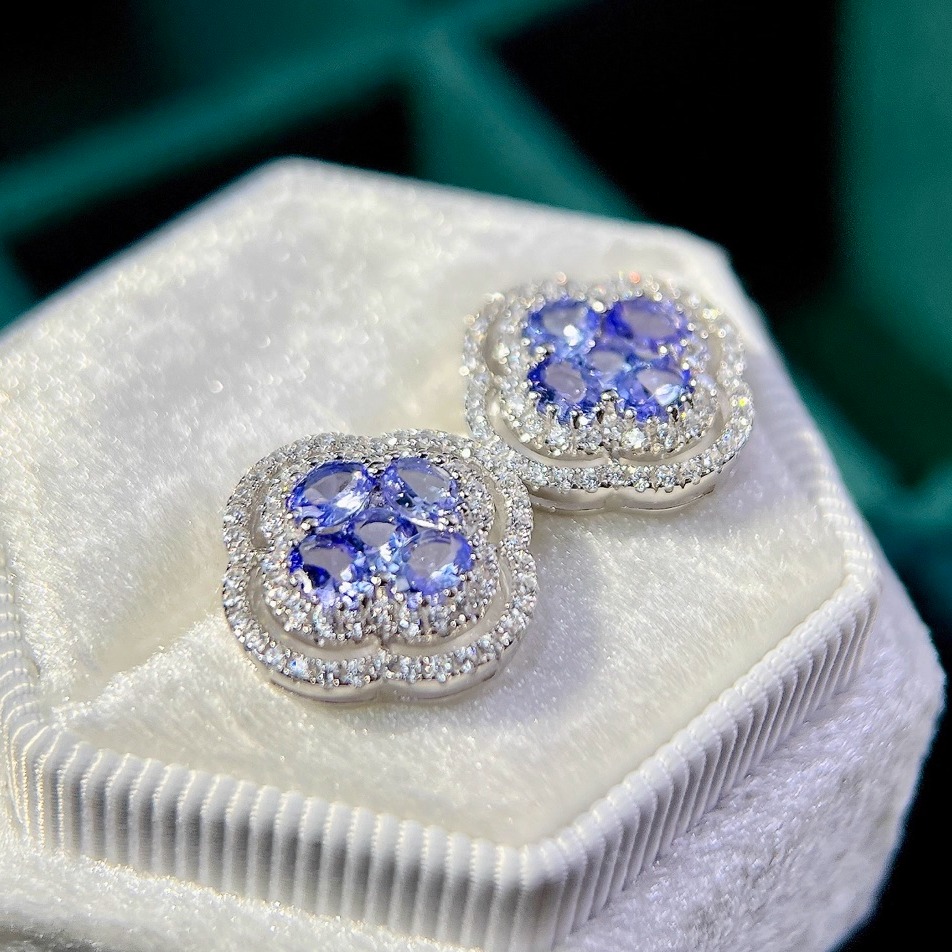 星赞轻奢珠宝S925银镶嵌约1.25克拉天然坦桑石四叶草耳钉轻奢百搭