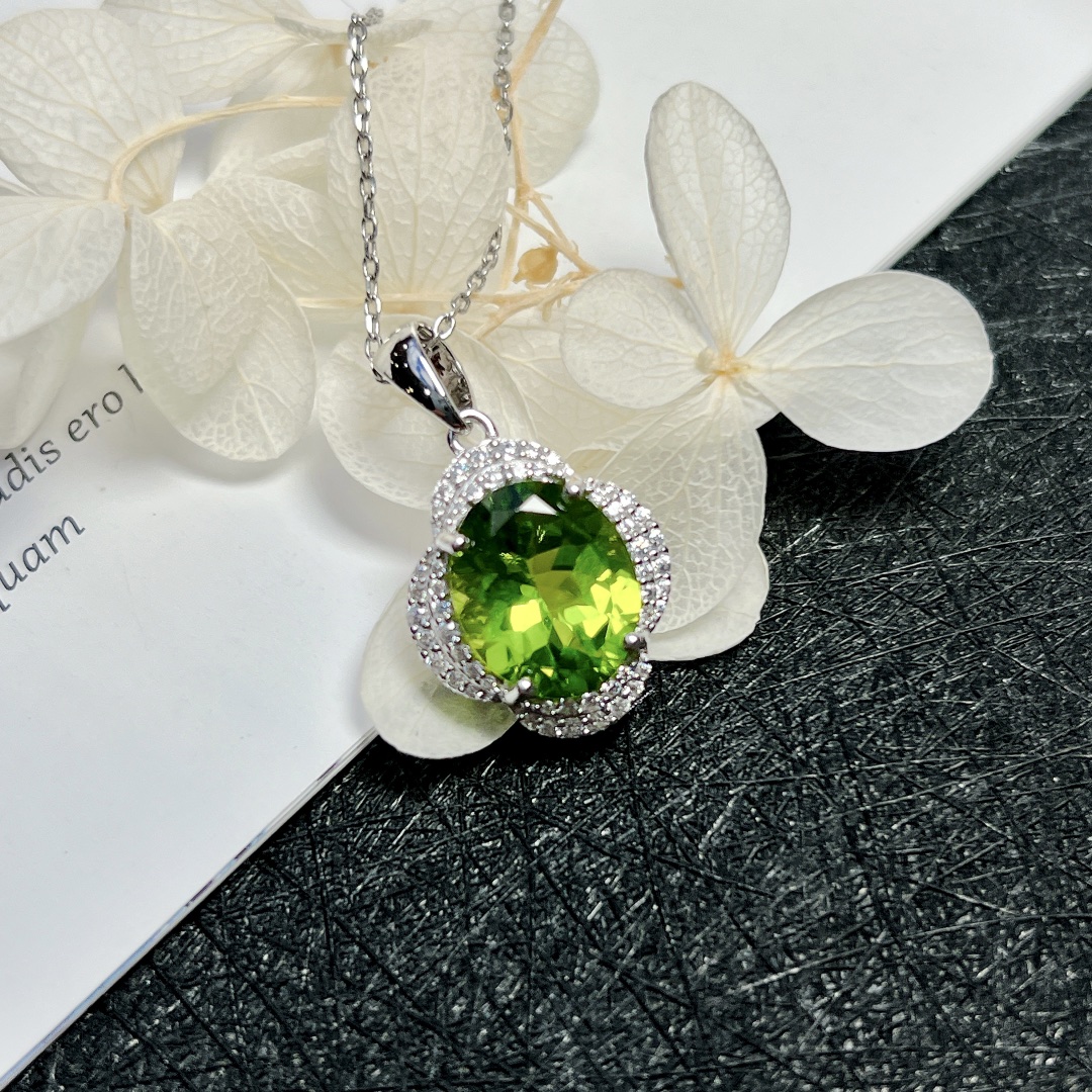 星赞轻奢珠宝S925银镶嵌约5克拉天然橄榄石吊坠围镶大主石吊坠