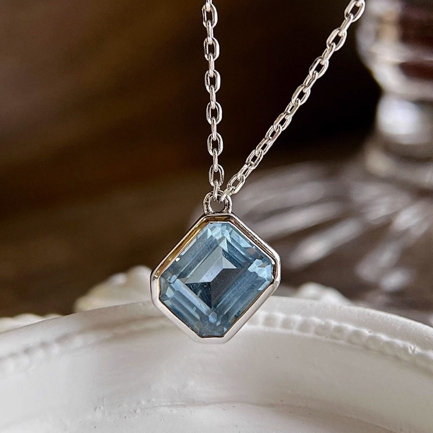 星赞轻奢珠宝925银镶嵌约2.9克拉天然海蓝豪华简单围镶大主石吊坠