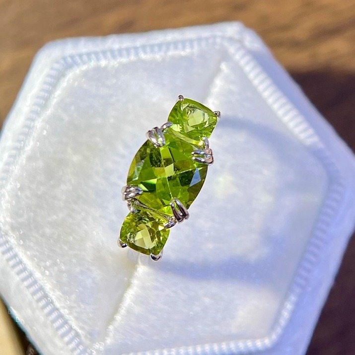 星赞轻奢珠宝S925银镶嵌约2.23克拉天然橄榄石三生石戒指简约清新