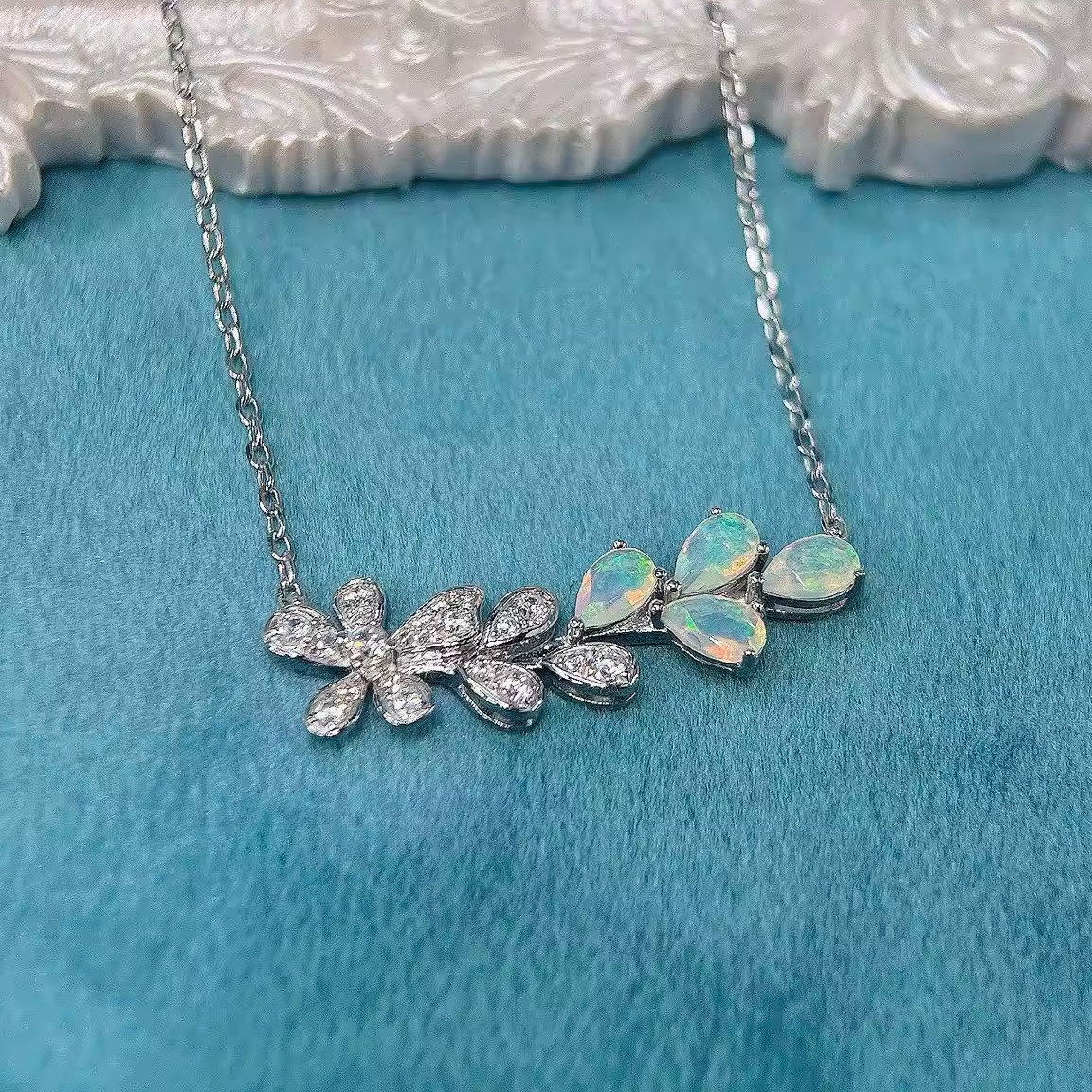 星赞轻奢珠宝S925银约0.51克拉天然白澳宝水滴形切割兰花造型项链