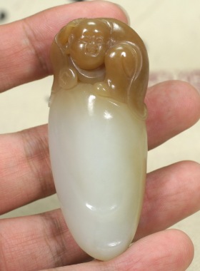 不议价 俏色和田玉俄料糖白玉把件元宝童子招财苏工男款