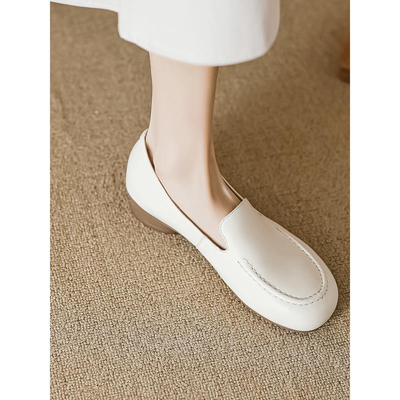 高品质的Normcore风格的女性乐福鞋，巨大的软滑上软羊皮白色鞋，