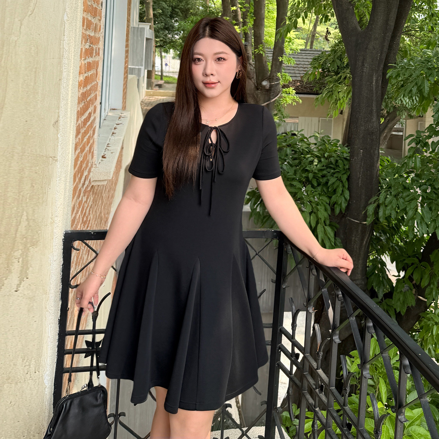 大码女装绑带小黑裙显瘦连衣裙