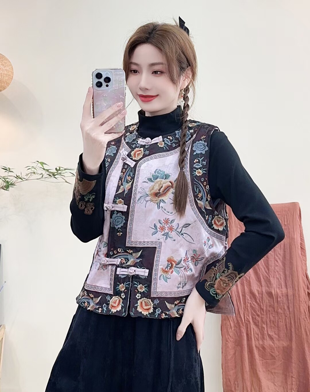 2025春季新款圆领拼接无袖缎面名族风复古刺绣马甲文艺显瘦上衣女