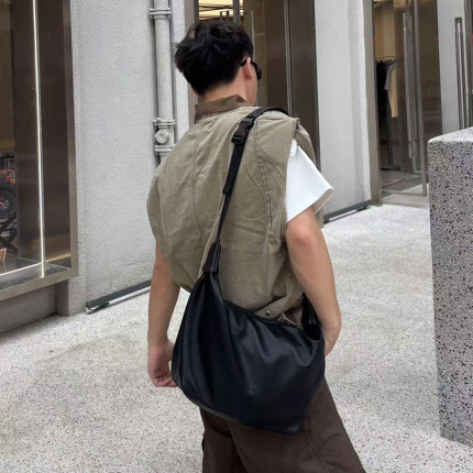 XC设计师ins松弛感皮质时髦腋下托特挎包饺子男女生月牙饺子包潮