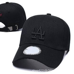 La Hat baseball girl bends down with the American hip-hop