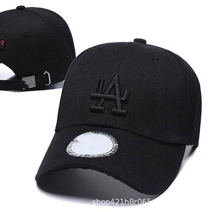 La Hat baseball girl bends down with the American hip-hop