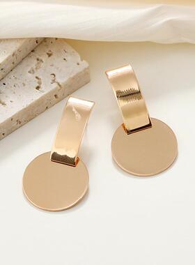 The earrings of Europe and America exaggerate the creative c