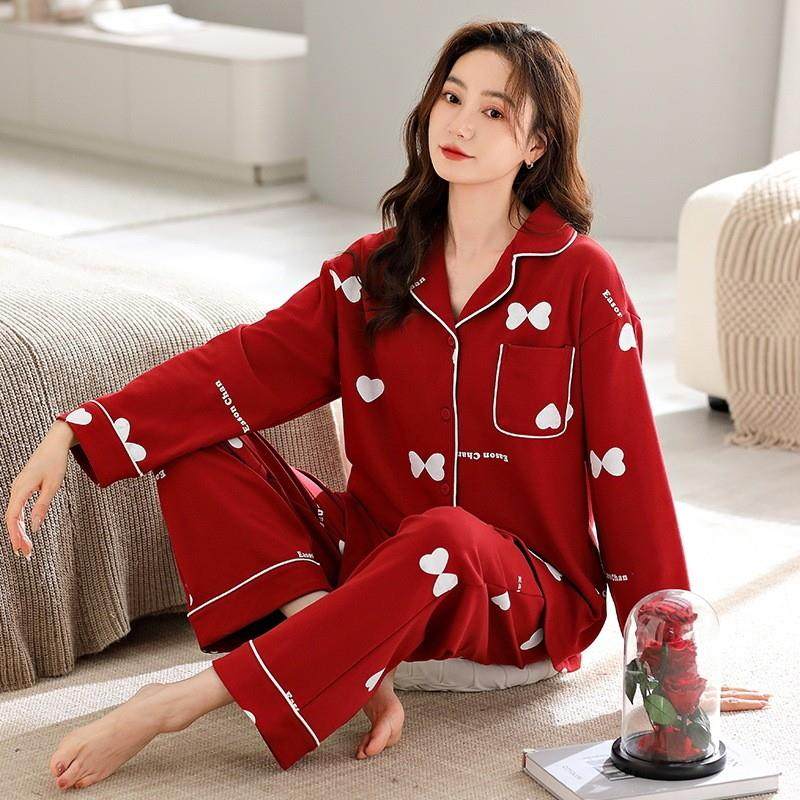 Autumn-winter pyjamas women are wearing two pairs of long-sl