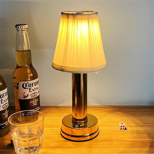 It's a modern and creative Nordic radio light-protected caf