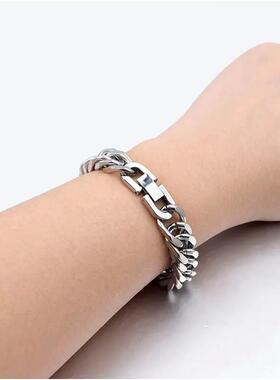 The titanium steel is grinding and weaving the bracelets, an