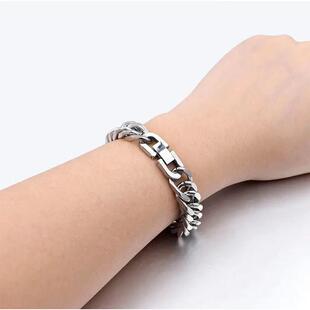The titanium steel is grinding and weaving the bracelets, an