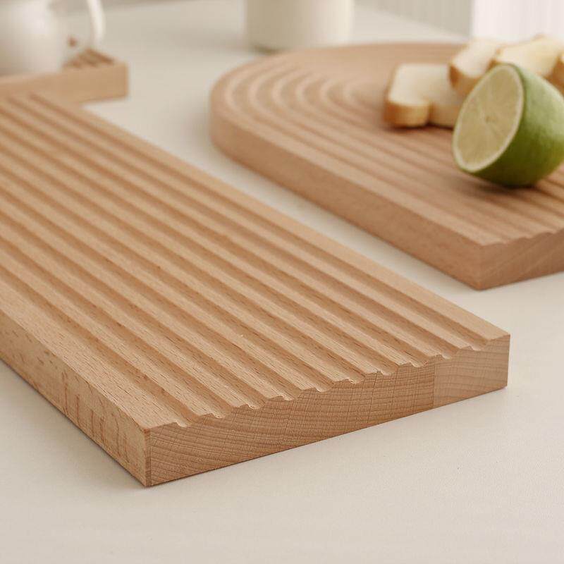 Theres an irregular plate in the North with a simple wooden