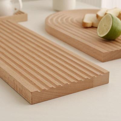 Theres an irregular plate in the North with a simple wooden