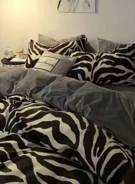 Four sets of bed linen dorms. Three sets of bed linen dormit