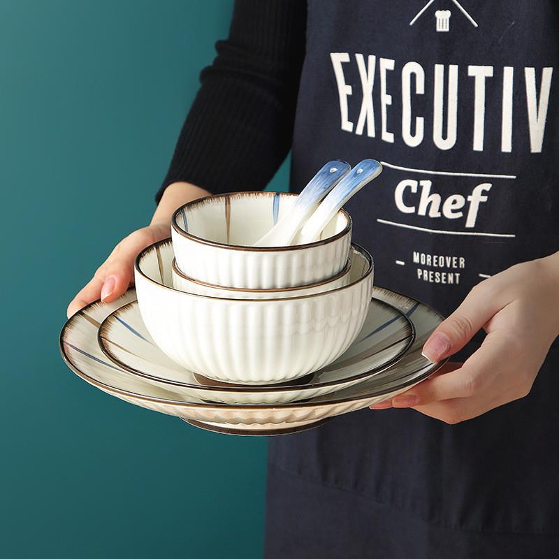 The Japanese ceramic dish set is a home-made, creative hand-