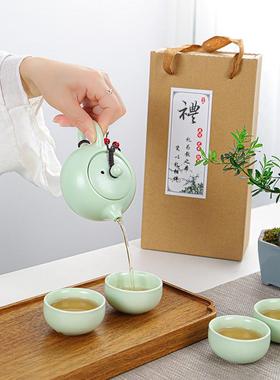 The knitted tea set with portable travel suites is a gift to