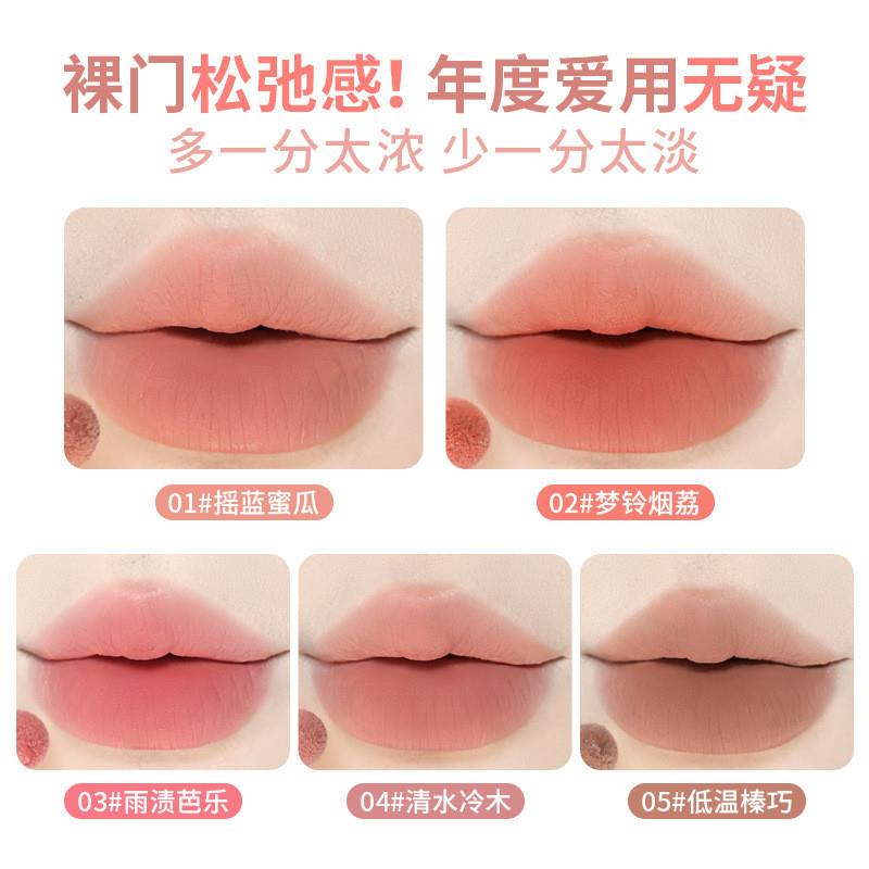 The twilight-coloured mud lips dont look like a glass of li