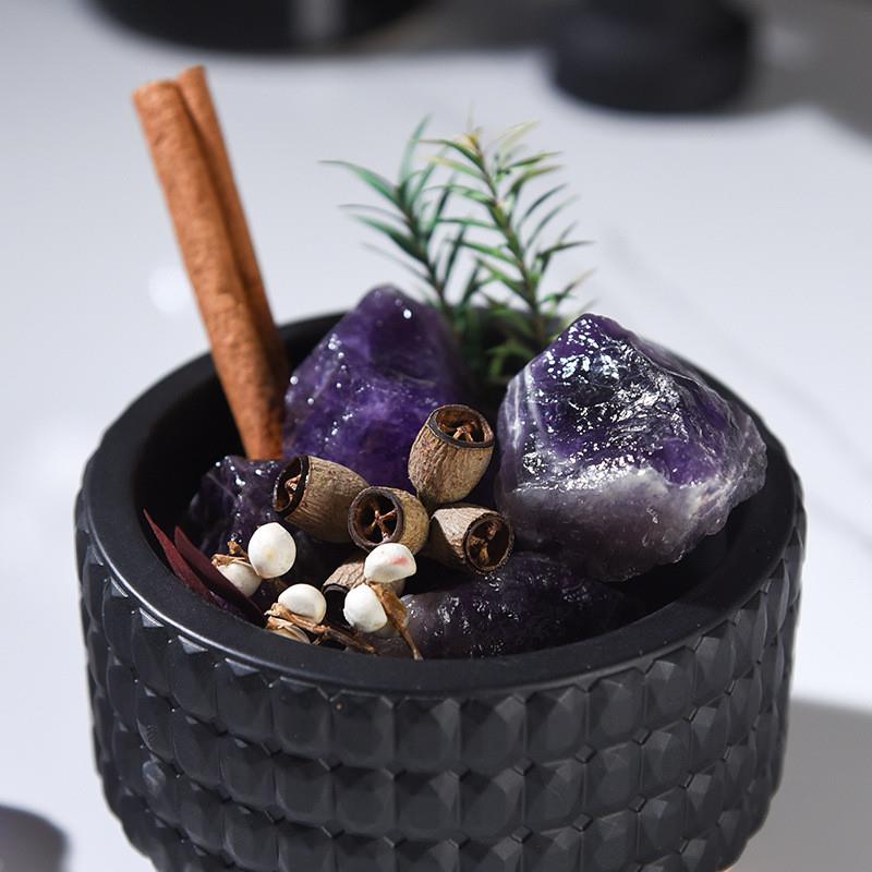 Adornment of a fragrance box with a lasting crystal in the b