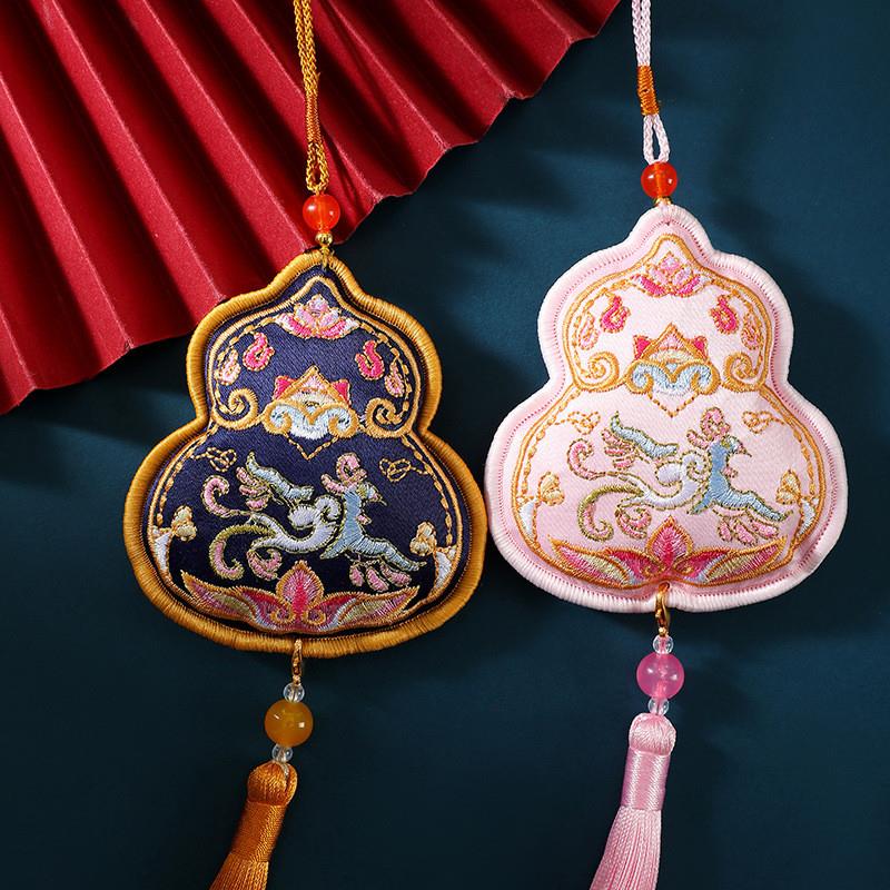 Ive got a fine embroidery bag with a Chinese dress and a li